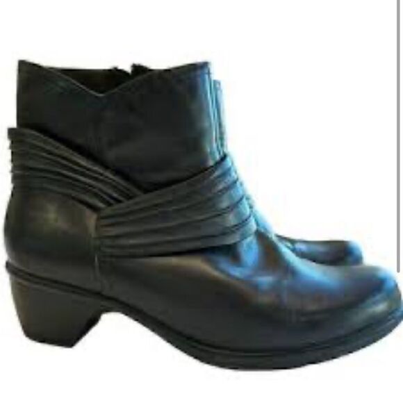 Clark’s Bendable Black Leather Booties size 6 - Picture 1 of 9